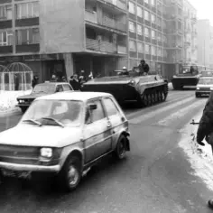 W którym roku wprowadzono stan wojenny? Poznaj tragiczne skutki i historię