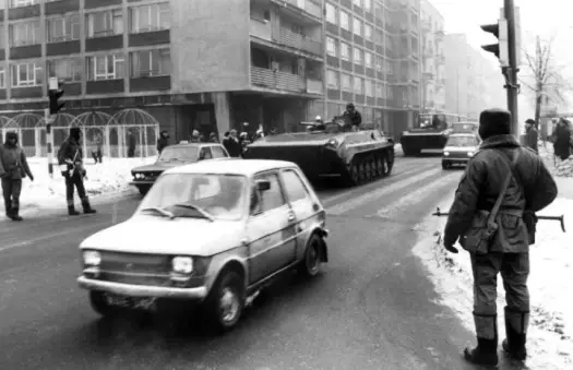 W którym roku wprowadzono stan wojenny? Poznaj tragiczne skutki i historię